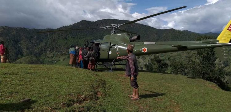 कुशे गाउँपालिकाकी एक गर्भवती महिलाईलाई हेलिकप्टरबाट उद्धार
