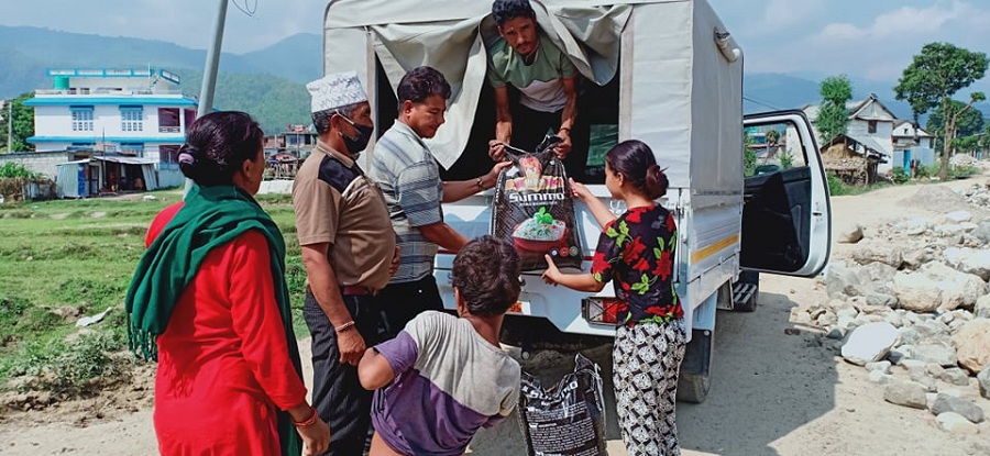 पलाँताका नागरिकलाई सुर्खेतमा राहत बाँड्दै  अध्यक्ष बम