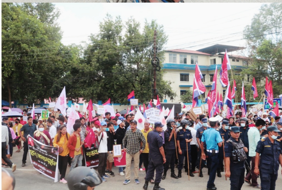 गठबन्धन सरकारको   महंगी कालोबजारी  विरुद्ध  सुर्खेतमा एमालेको प्रदर्सन