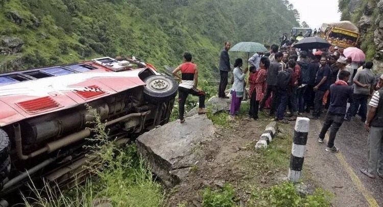 काठमाडौंबाट बर्दियातर्फ जाँदै गरेको बस धादिङमा दुर्घटना ३१ घाइते