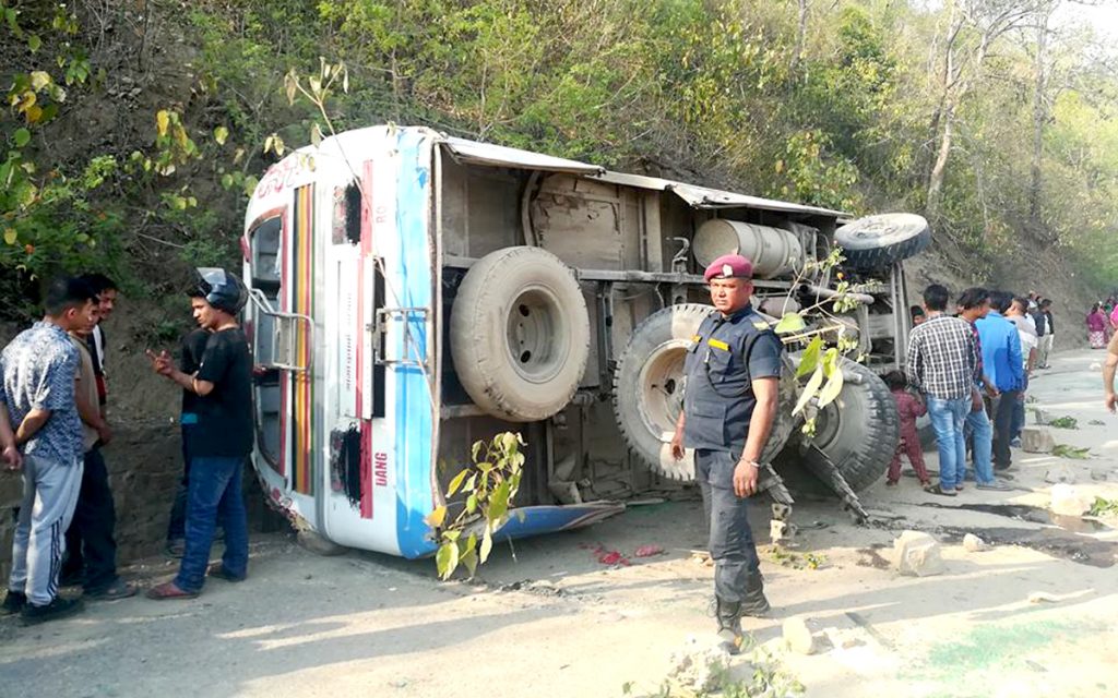 बस दुर्घटना हुँदा एकको मृत्यु, ३४ जना घाइते