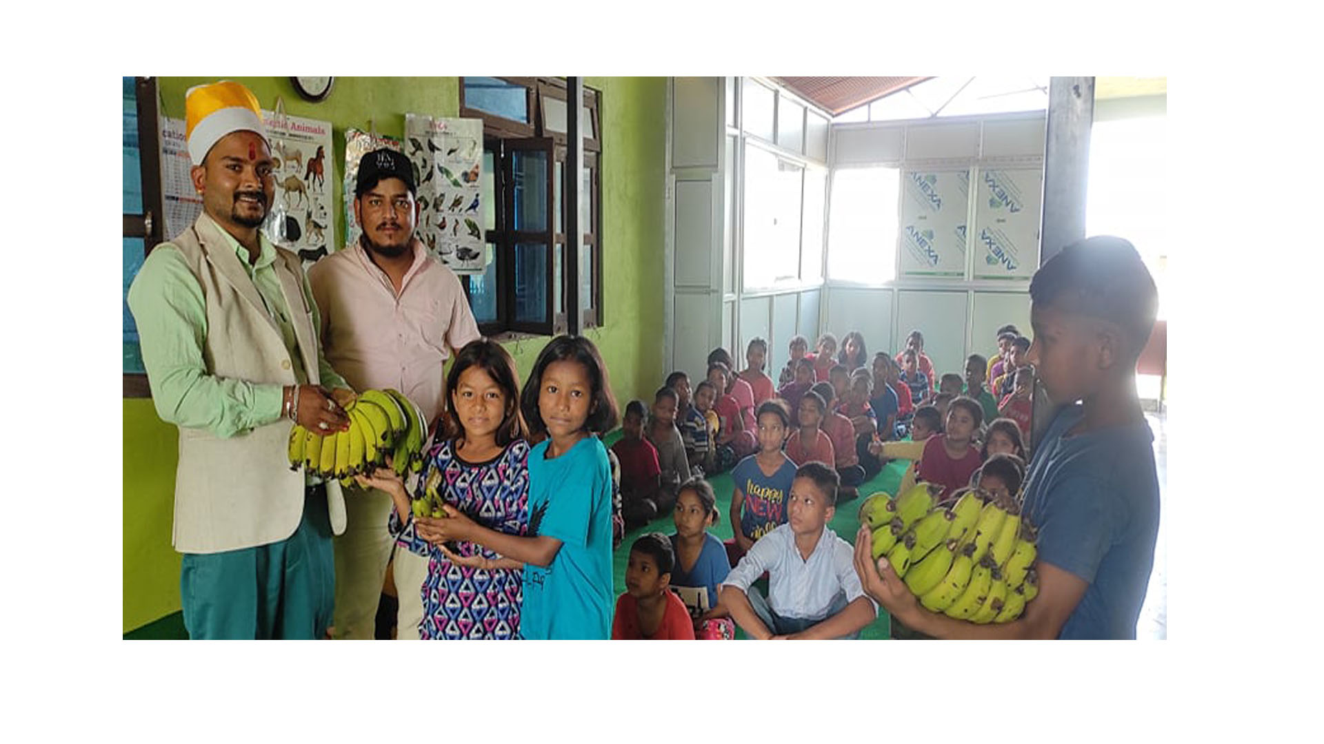 युवा नेता तिर्थ सुनार द्धारा बादीसमुदायका बालबालिकालाई फफुल बितरण